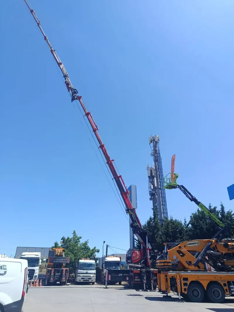 Açık sahada vinç ve ekipman çalışmalarından bir görünüm.