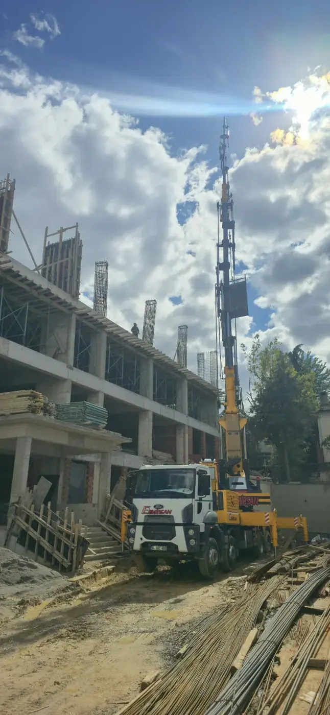 Yapı sahasındaki vinç ve çalışma alanından bir görünüm.